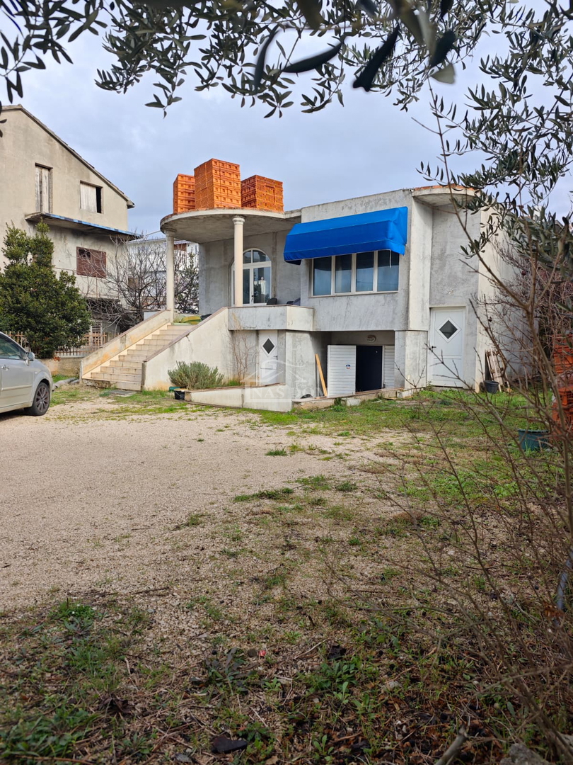 VODICE – TERRENO EDIFICABILE 583 m², 150 m DALLA SPIAGGIA, COSTRUZIONE INIZIATA