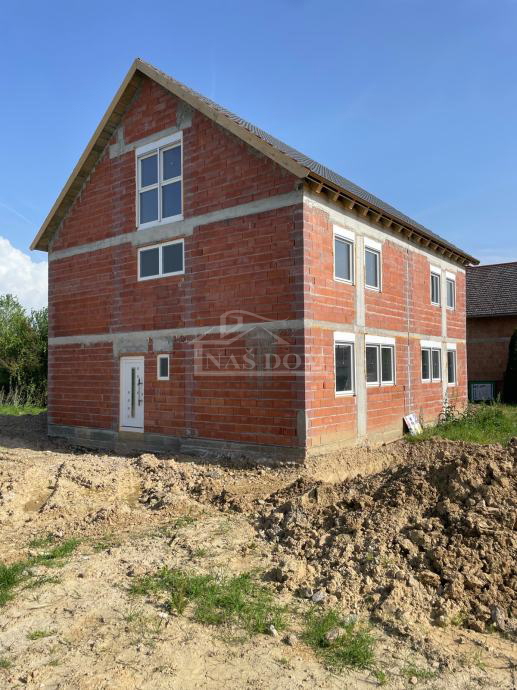 Kutina - casa bifamiliare con giardino