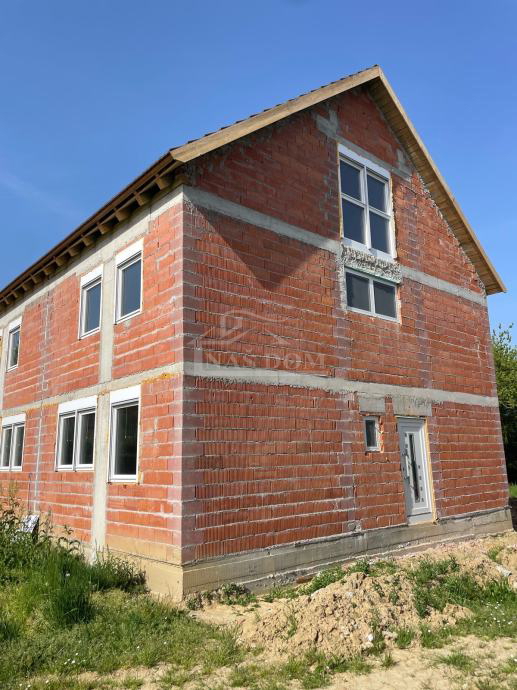 Kutina - casa bifamiliare con giardino