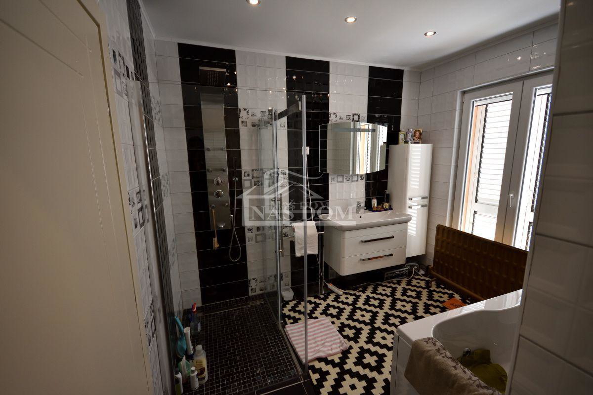 Tribunj - Casa con 7 appartamenti in super posizione