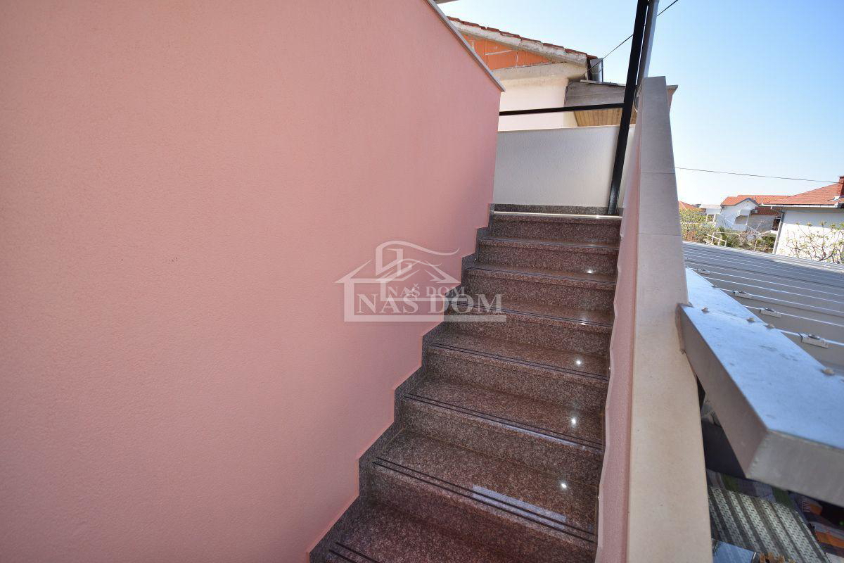 Tribunj - Casa con 7 appartamenti in super posizione