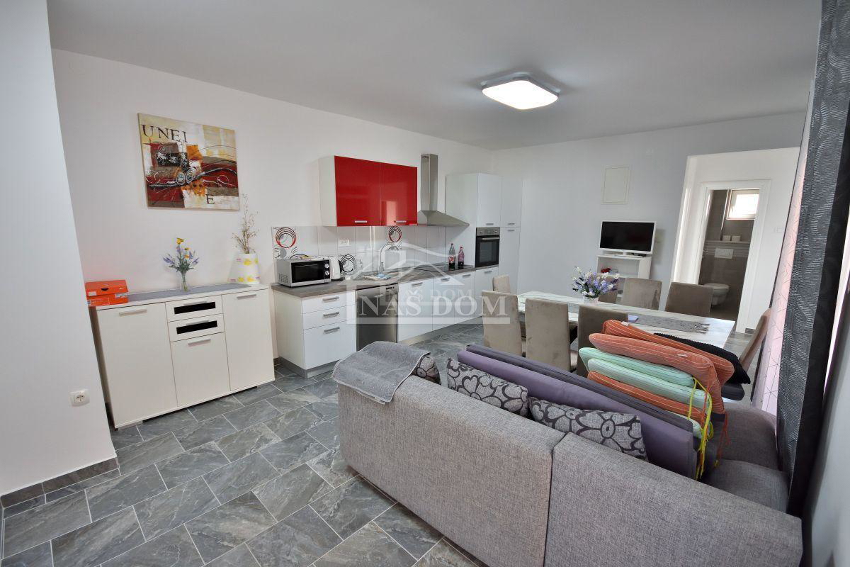 Tribunj - Casa con 7 appartamenti in super posizione