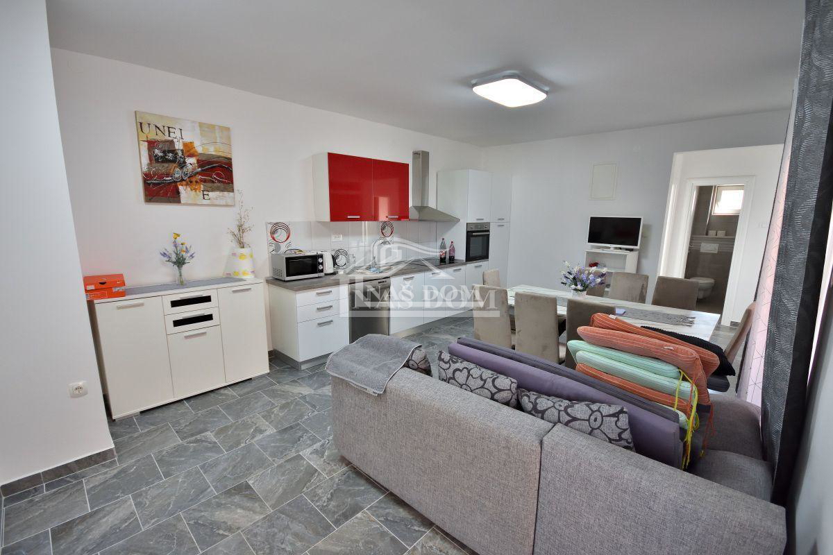 Tribunj - Casa con 7 appartamenti in super posizione