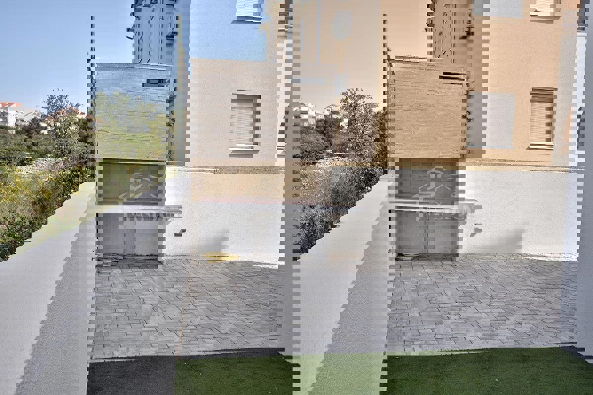 Vodice - **NOVOGRADNJA** Appartamento al piano terra con giardino e piscina, a 800 m dal mare