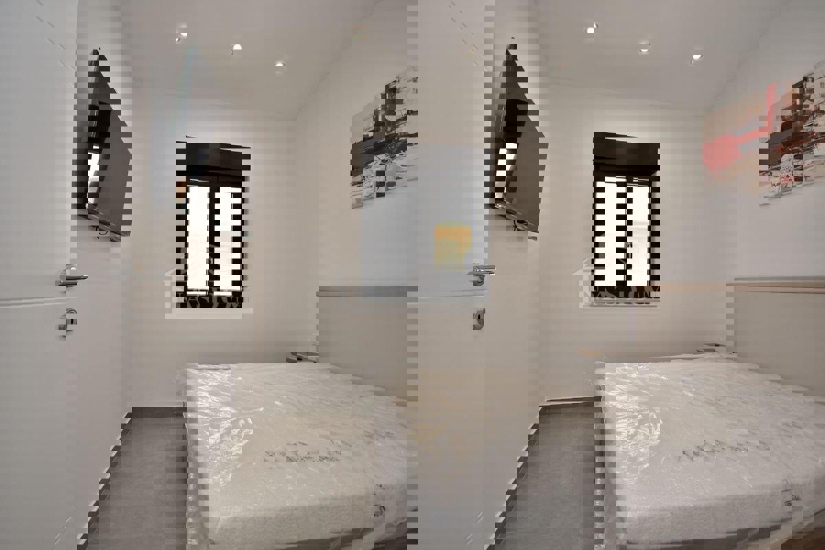 Vodice - **NOVOGRADNJA** Appartamento al piano terra con giardino e piscina, a 800 m dal mare