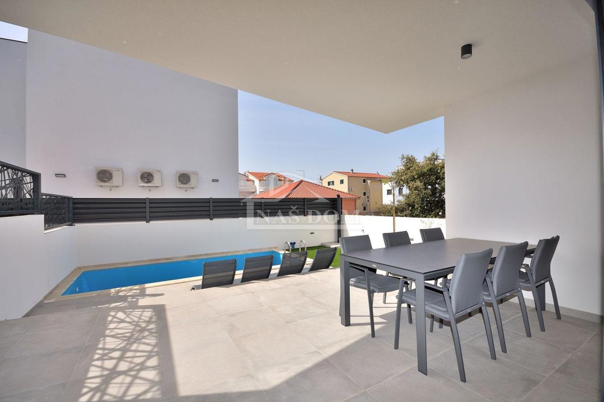 Vodice - **NOVOGRADNJA** Appartamento al piano terra con giardino e piscina, a 800 m dal mare