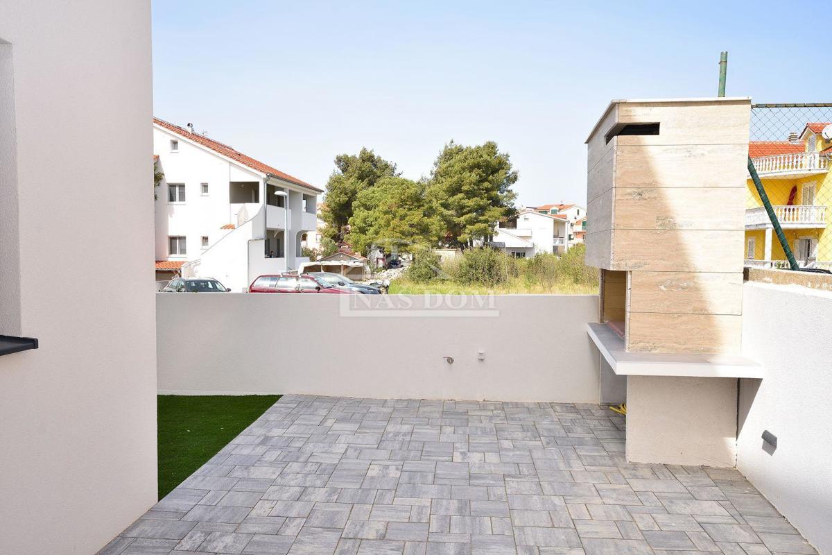 Vodice - **NOVOGRADNJA** Appartamento al piano terra con giardino e piscina, a 800 m dal mare