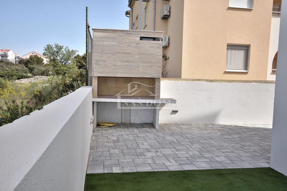 Vodice - **NOVOGRADNJA** Appartamento al piano terra con giardino e piscina, a 800 m dal mare