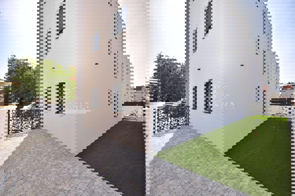 Vodice - **NOVOGRADNJA** Appartamento al piano terra con giardino e piscina, a 800 m dal mare