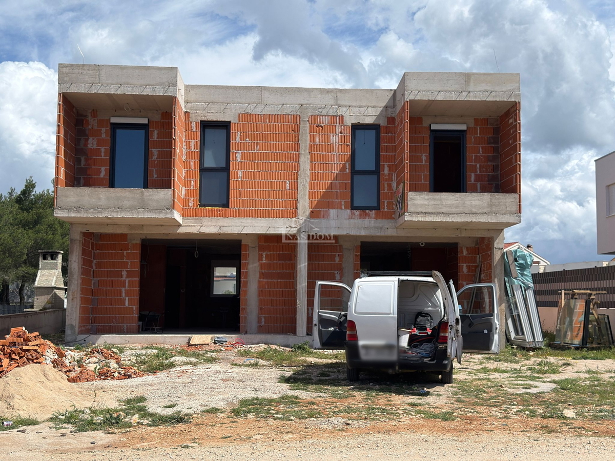 Vodice - **NUOVA COSTRUZIONE** Casa S2 con piscina in una posizione tranquilla