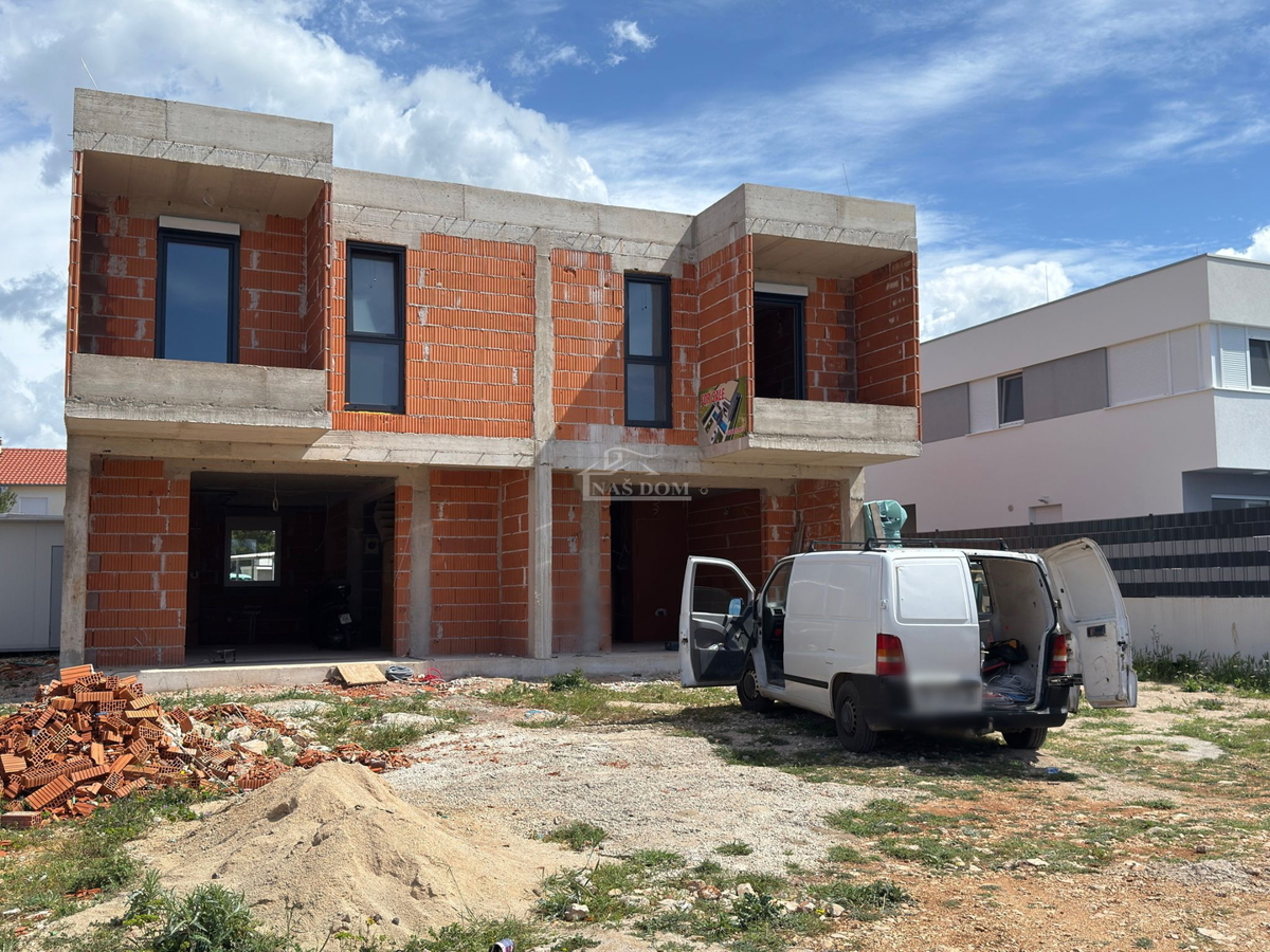 Vodice - **NUOVA COSTRUZIONE** Casa S2 con piscina in una posizione tranquilla