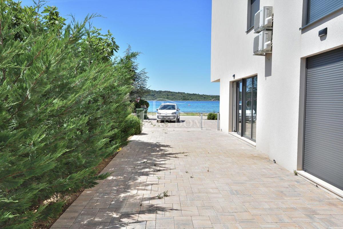 Vodice, Srima-**FIRST LINE TO THE SEA** apartment with garden