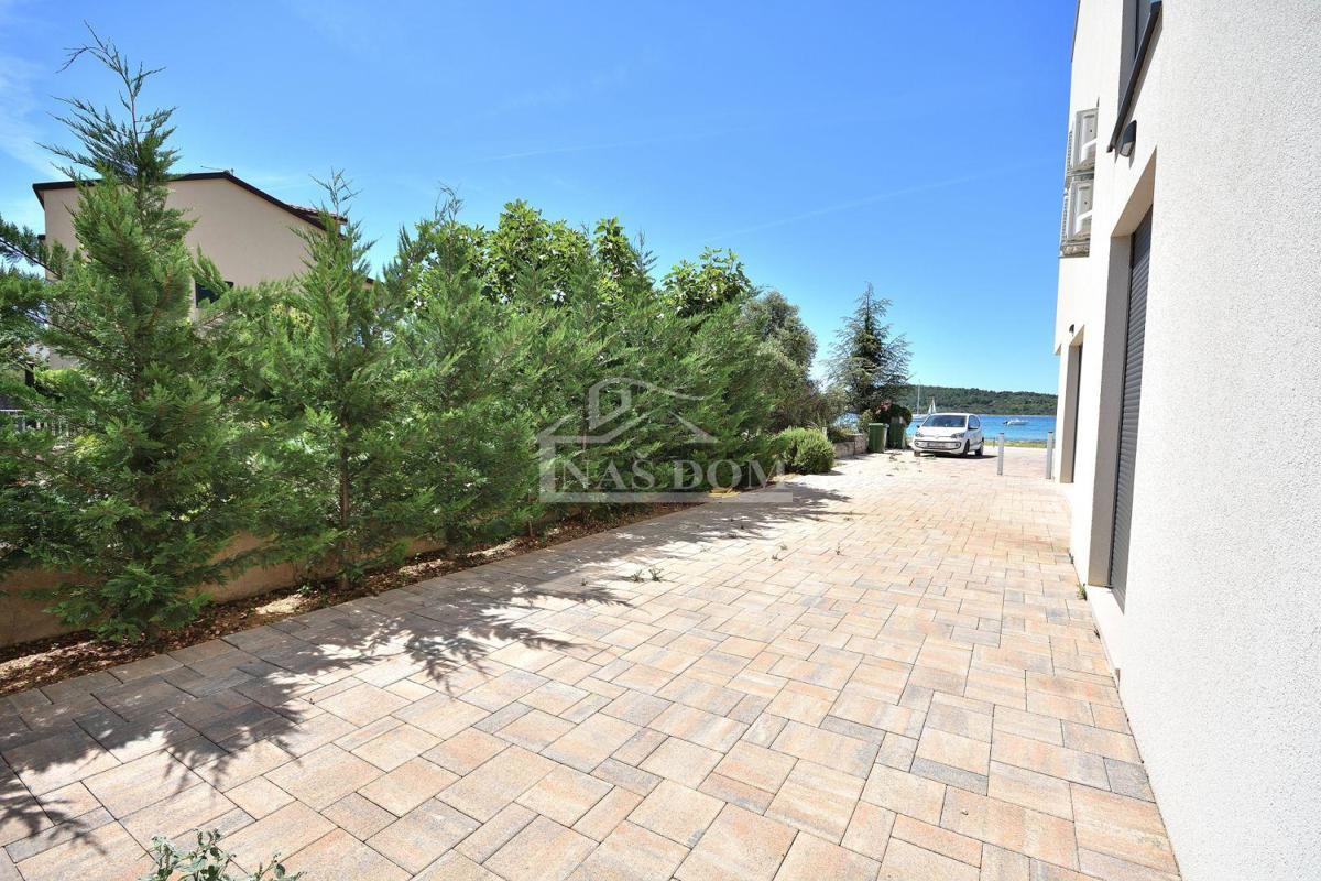 Vodice, Srima-**FIRST LINE TO THE SEA** apartment with garden