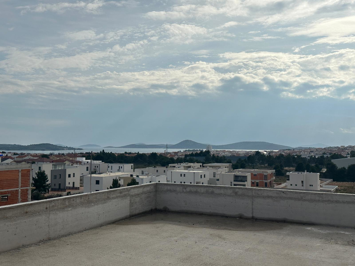 Vodice - **NUOVA COSTRUZIONE** Appartamento S4 con terrazza sul tetto, vista mare