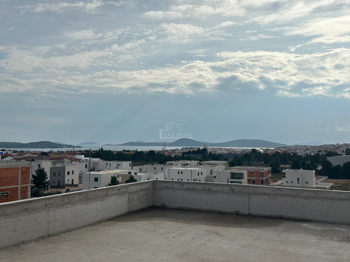 Vodice - **NUOVA COSTRUZIONE** Appartamento S4 con terrazza sul tetto, vista mare