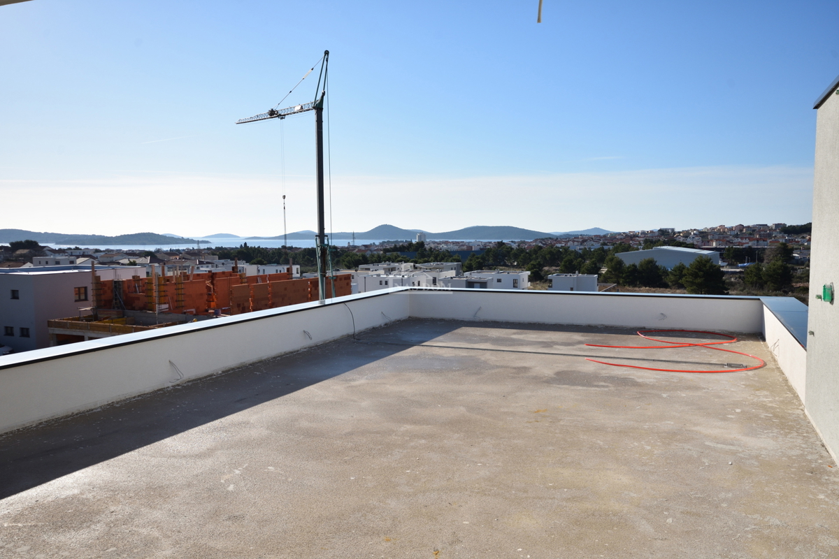 Vodice - NUOVA COSTRUZIONE, appartamento S4 con terrazza sul tetto, vista mare