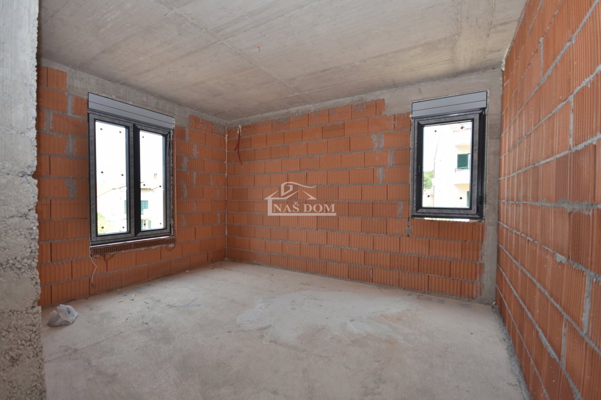 Brodarica - Appartamento S1 al piano terra, con giardino e vista mare