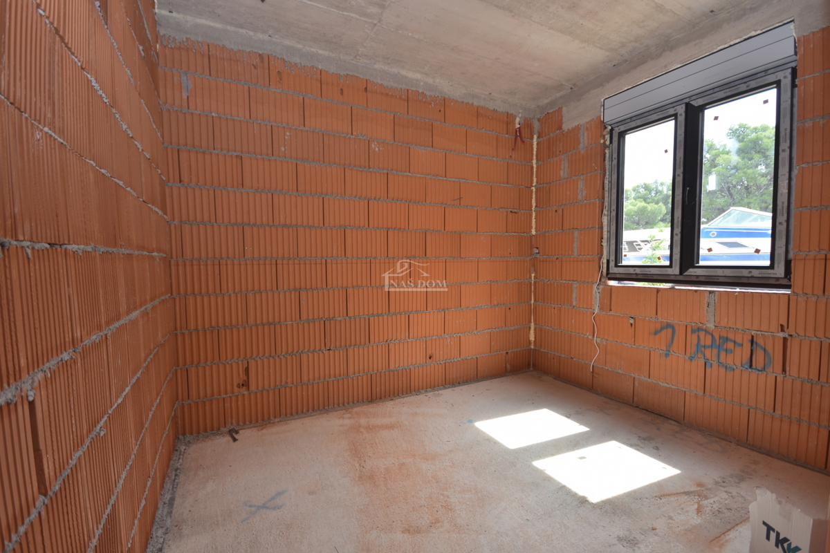 Brodarica - Appartamento S1 al piano terra, con giardino e vista mare