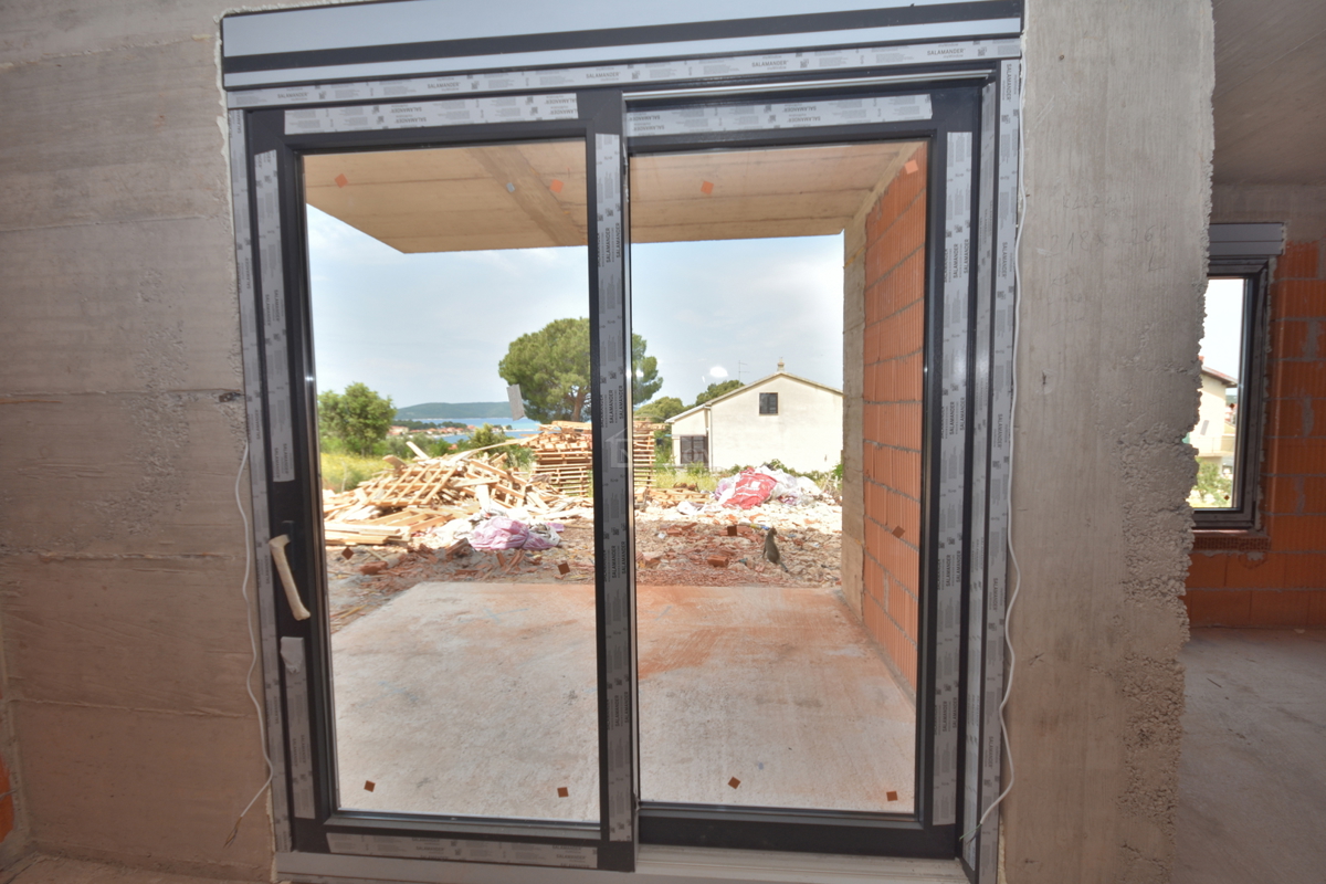 Brodarica - Appartamento S1 al piano terra, con giardino e vista mare