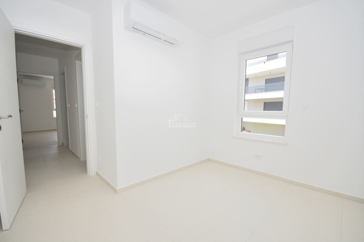 Vodice - Appartamento S3 al primo piano, a soli 350 m dalla spiaggia