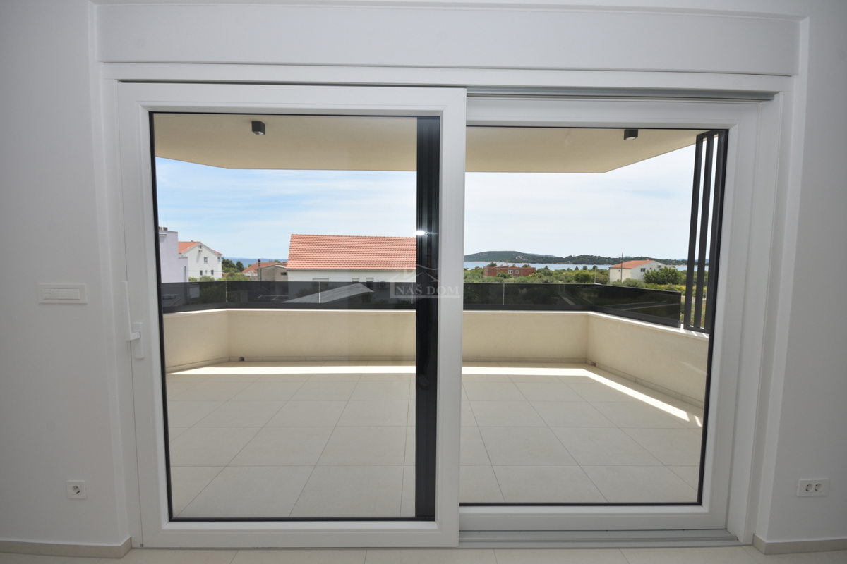 Vodice - Appartamento S3 al primo piano, a soli 350 m dalla spiaggia