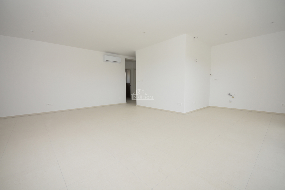 Vodice - Appartamento S3 al primo piano, a soli 350 m dalla spiaggia