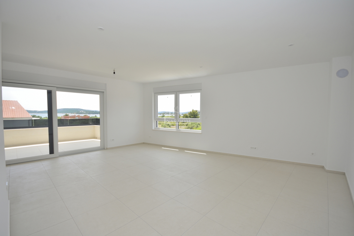 Vodice - Appartamento S3 al primo piano, a soli 350 m dalla spiaggia