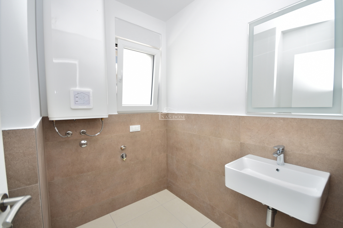 Vodice - Appartamento S3 al primo piano, a soli 350 m dalla spiaggia