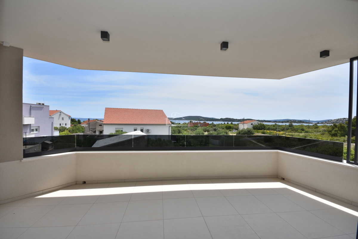 Vodice - Appartamento S3 al primo piano, a soli 350 m dalla spiaggia