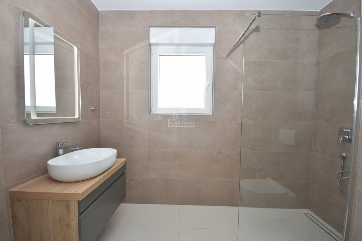 Vodice - Appartamento S3 al primo piano, a soli 350 m dalla spiaggia