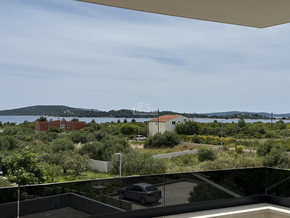 Vodice - Appartamento S3 al primo piano, a soli 350 m dalla spiaggia