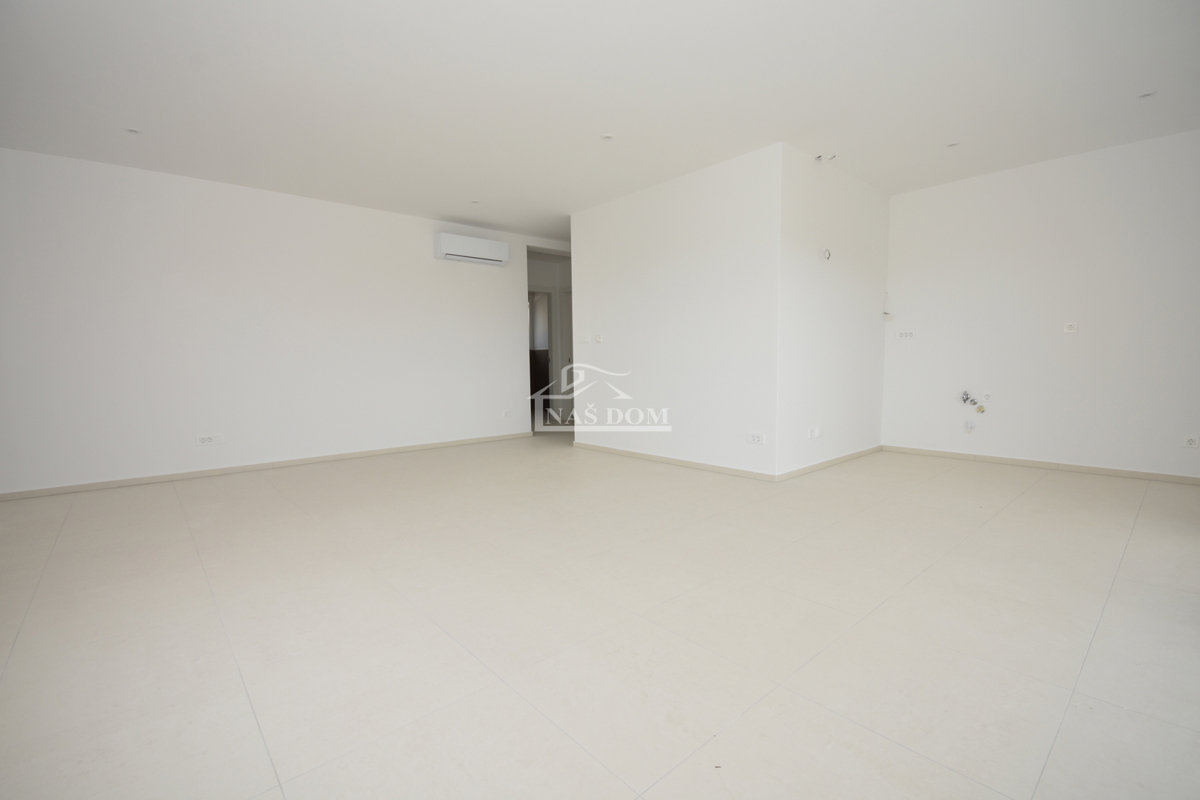 Vodice - Appartamento S3 al primo piano, a soli 350 m dalla spiaggia