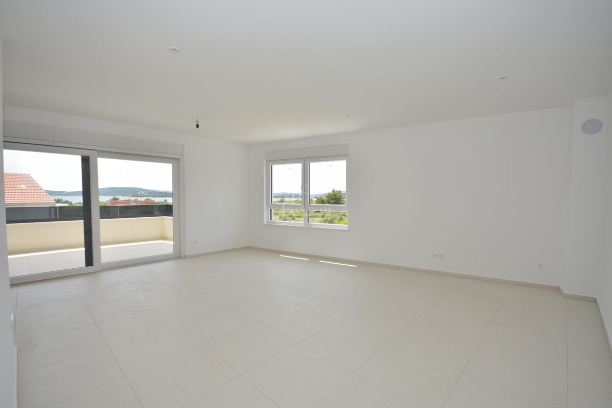 Vodice - Appartamento S3 al primo piano, a soli 350 m dalla spiaggia