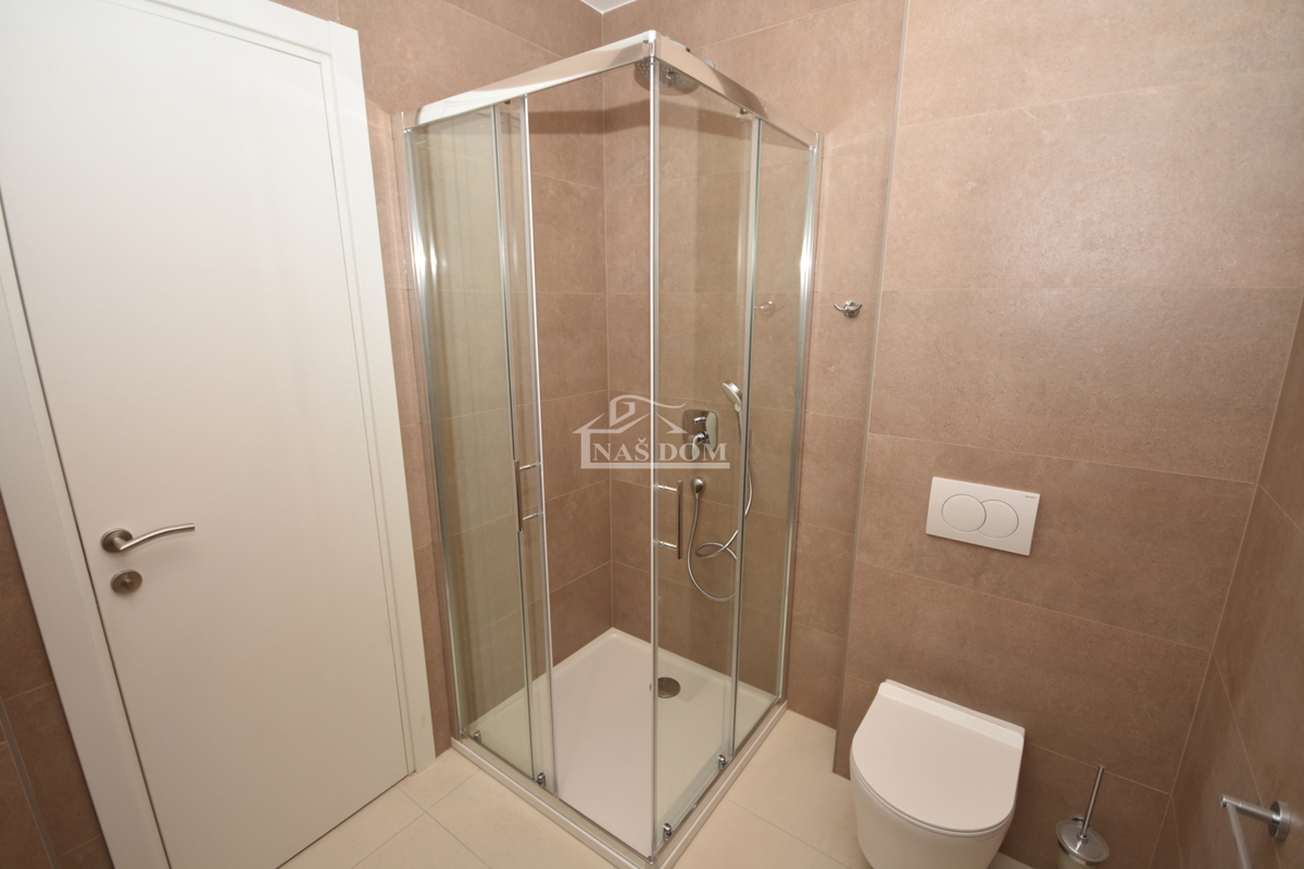 Vodice - Appartamento S3 al primo piano, a soli 350 m dalla spiaggia