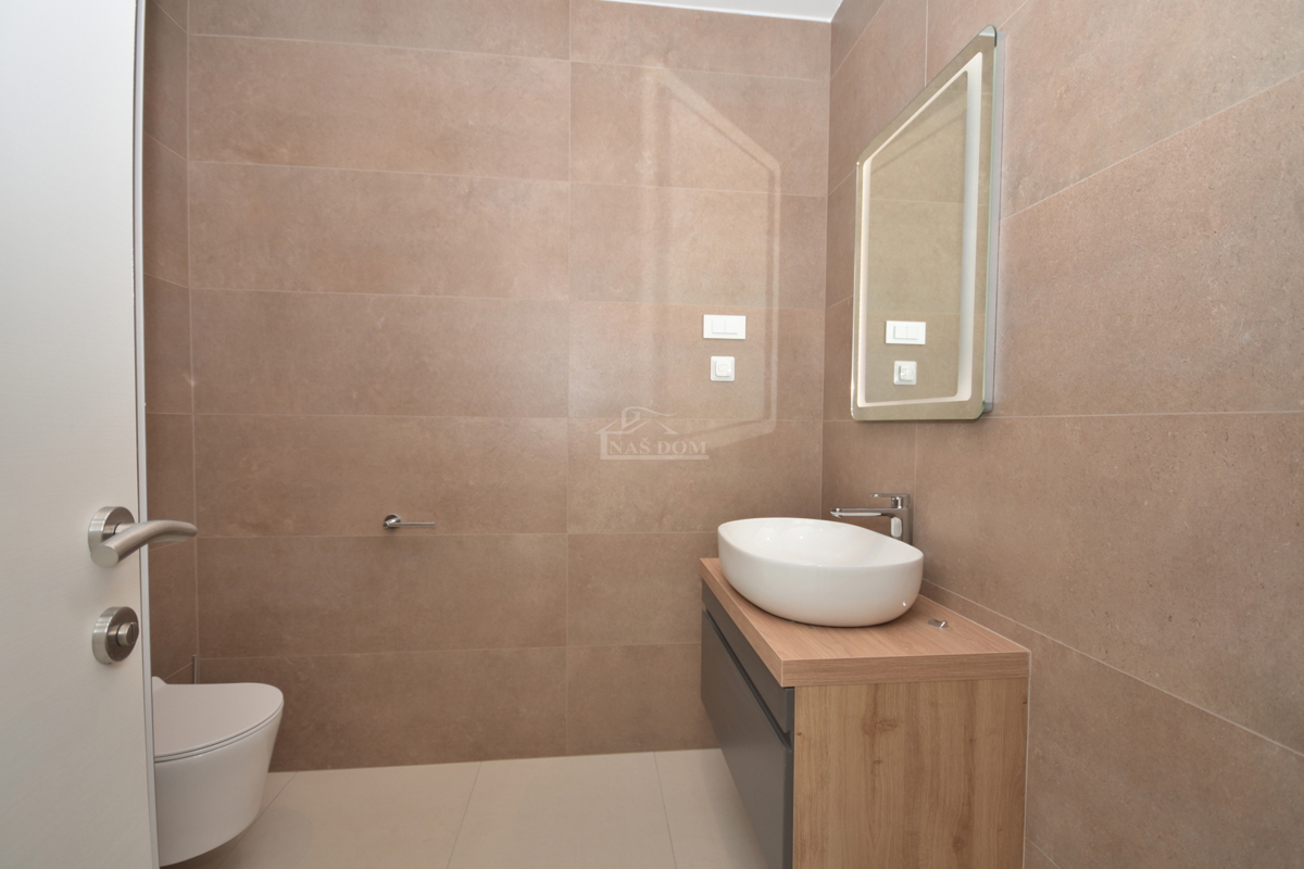 Vodice - Appartamento S3 al primo piano, a soli 350 m dalla spiaggia