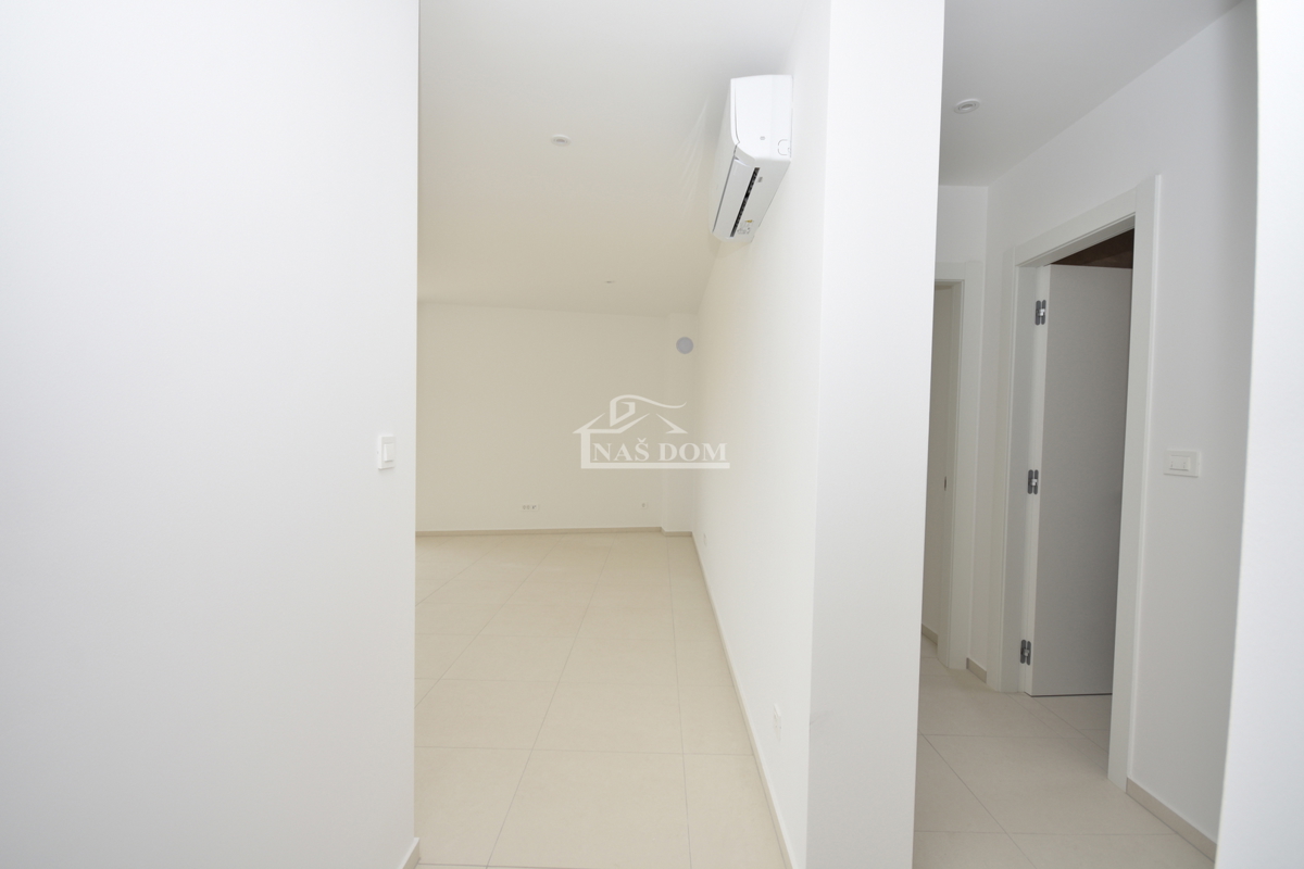 Vodice - Appartamento S3 al primo piano, a soli 350 m dalla spiaggia