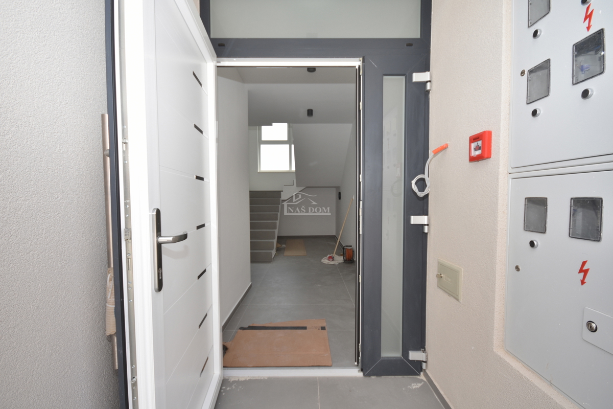 Vodice - Appartamento S3 al primo piano, a soli 350 m dalla spiaggia