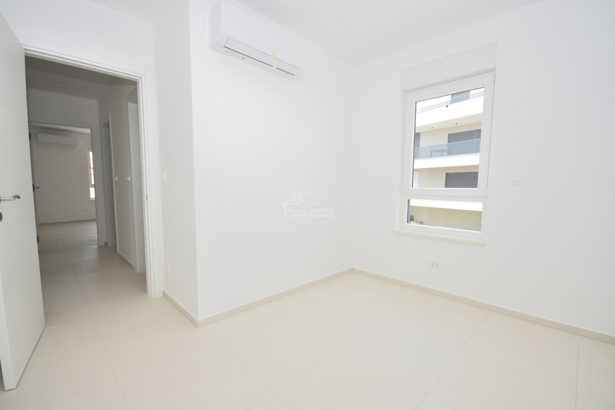 Vodice - Appartamento S3 al primo piano, a soli 350 m dalla spiaggia