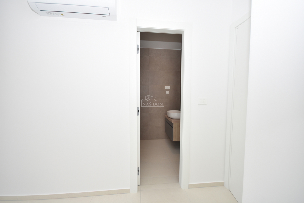 Vodice - Appartamento S3 al primo piano, a soli 350 m dalla spiaggia