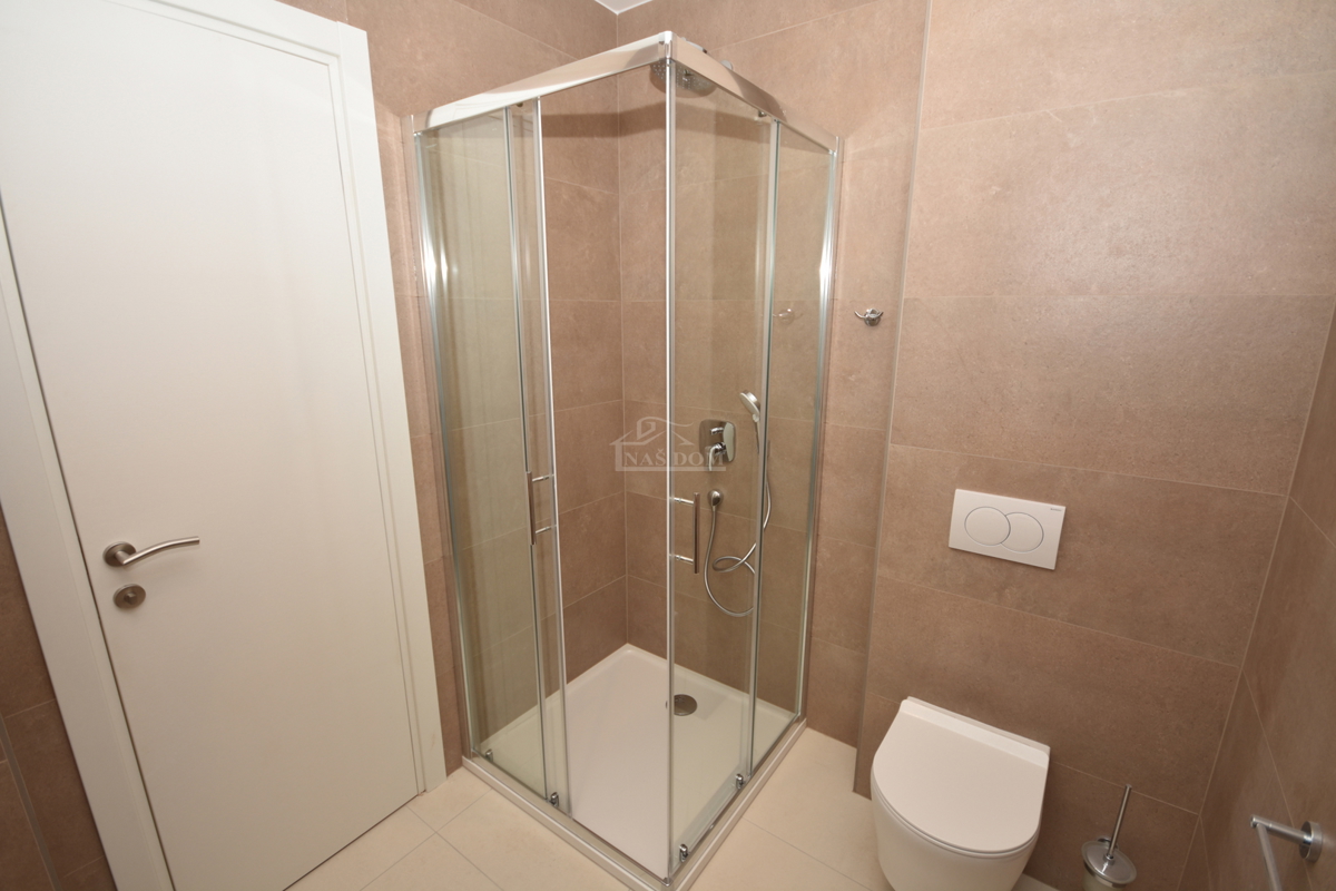 Vodice - Appartamento S3 al primo piano, a soli 350 m dalla spiaggia