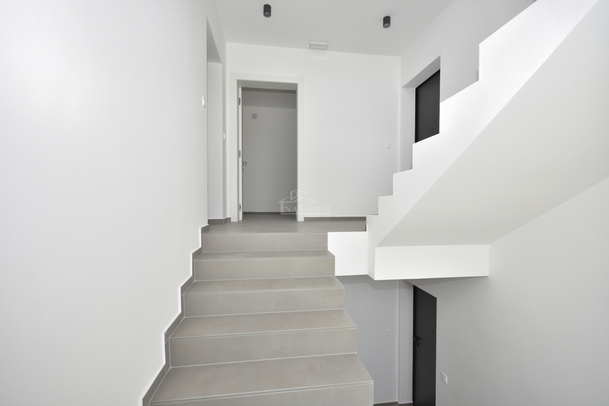 Vodice - Appartamento S3 al primo piano, a soli 350 m dalla spiaggia