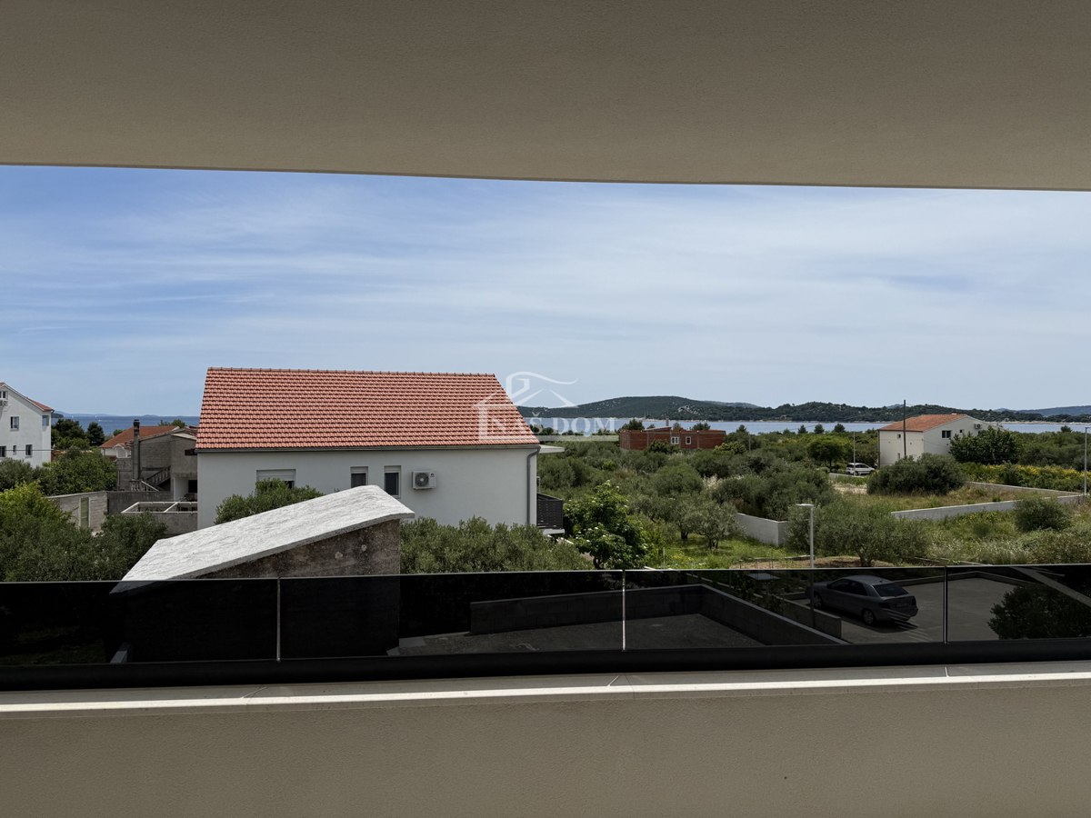 Vodice - Appartamento S3 al primo piano, a soli 350 m dalla spiaggia