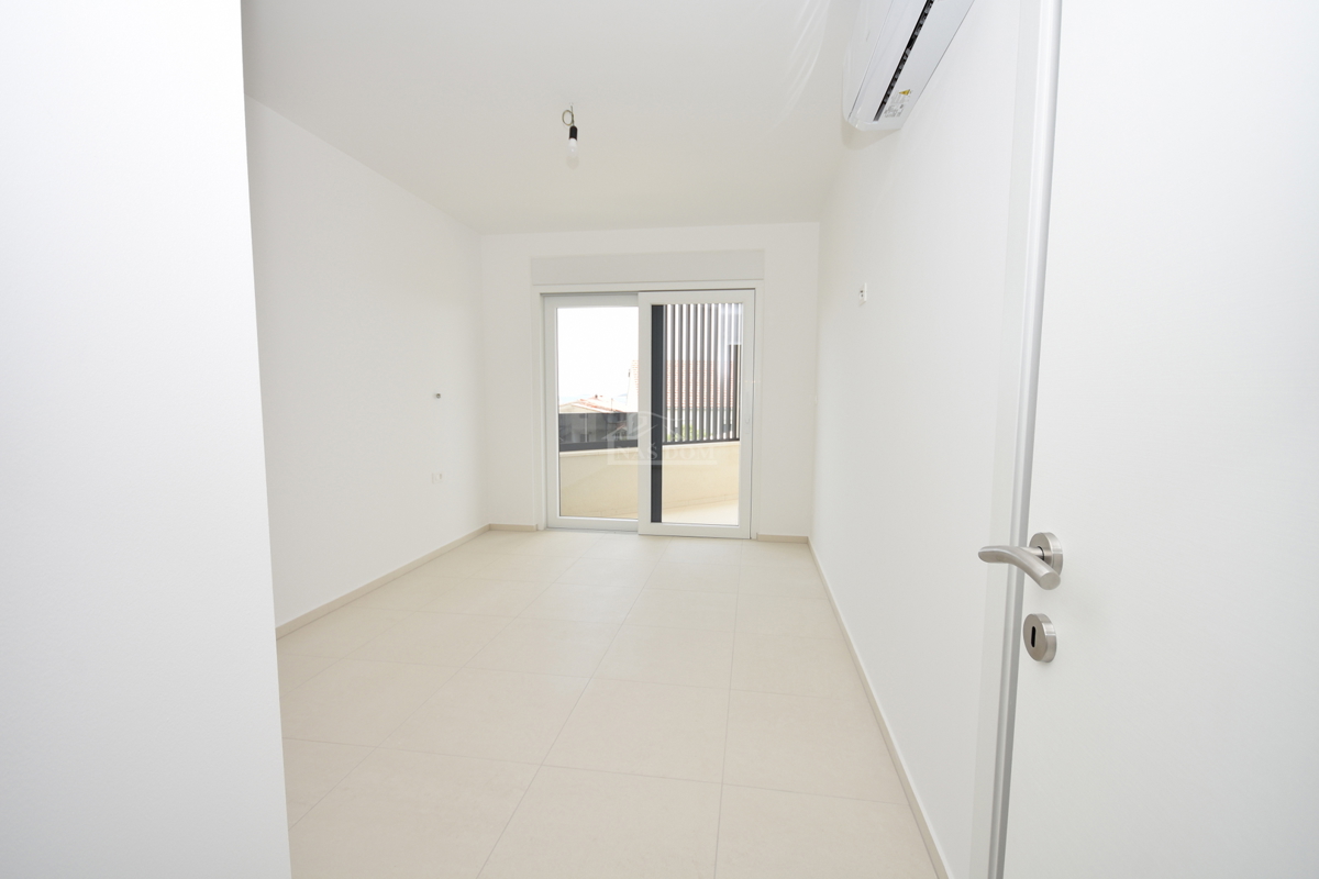 Vodice - Appartamento S3 al primo piano, a soli 350 m dalla spiaggia