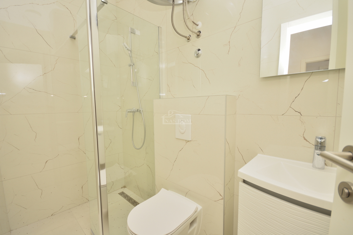 Srima - Locale commerciale PP1, prima fila sul mare