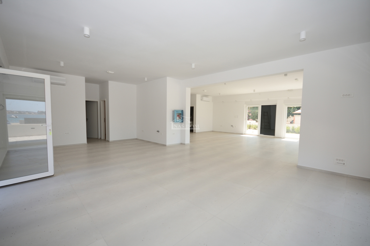 Srima - Locale commerciale PP1, prima fila sul mare