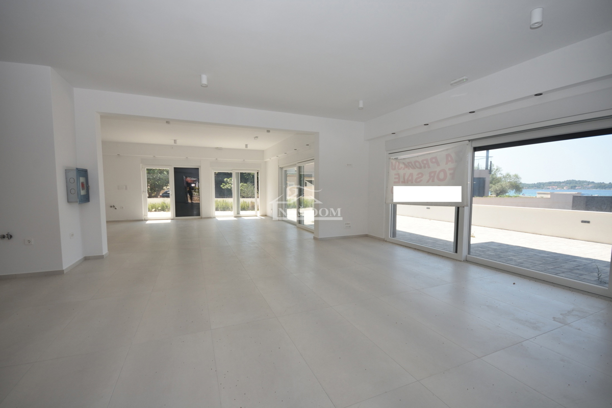 Srima - Locale commerciale PP1, prima fila sul mare