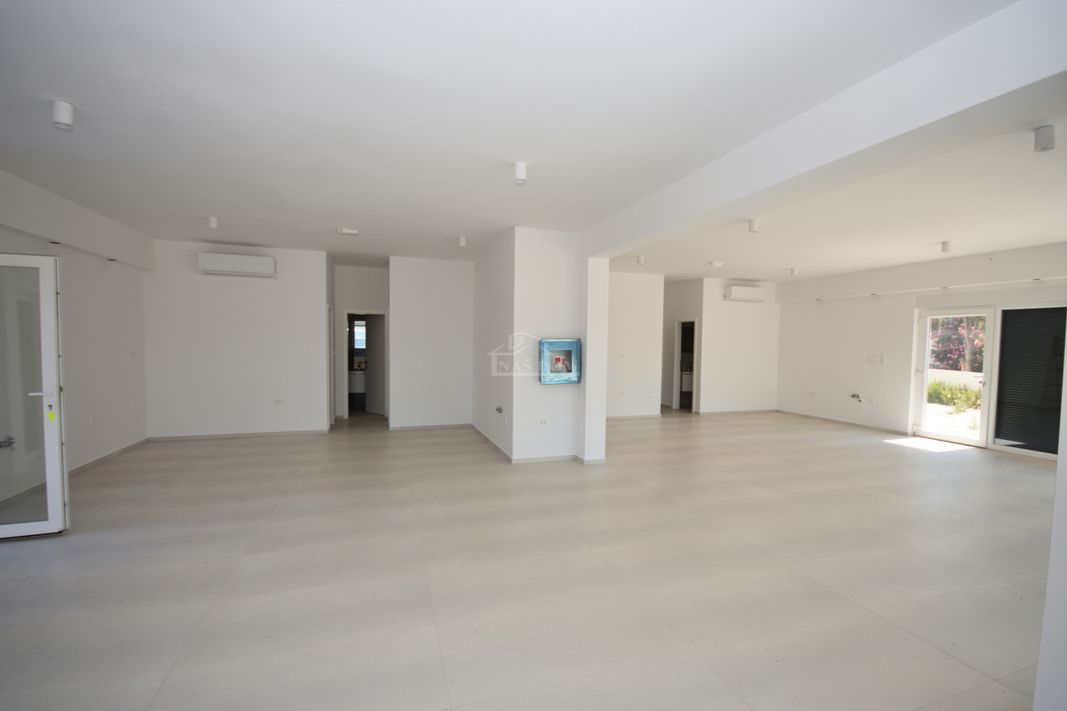 Srima - Locale commerciale PP1, prima fila sul mare