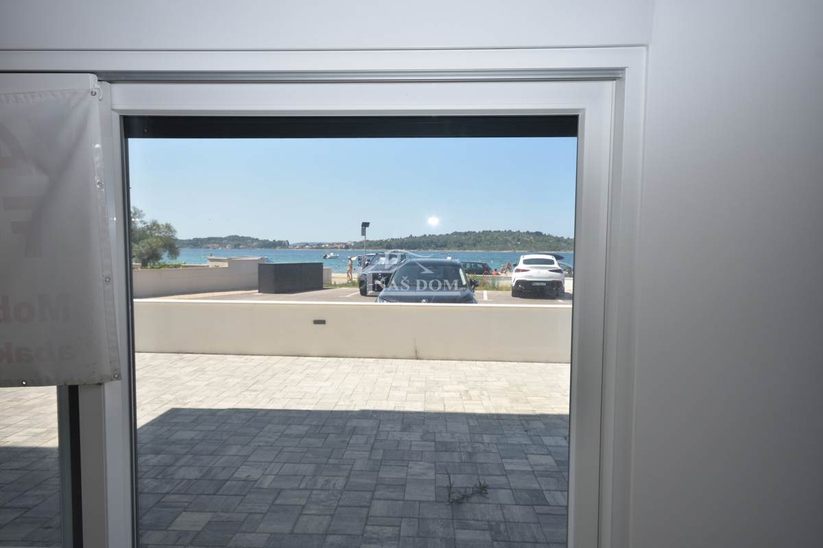 Srima - Locale commerciale PP1, prima fila sul mare