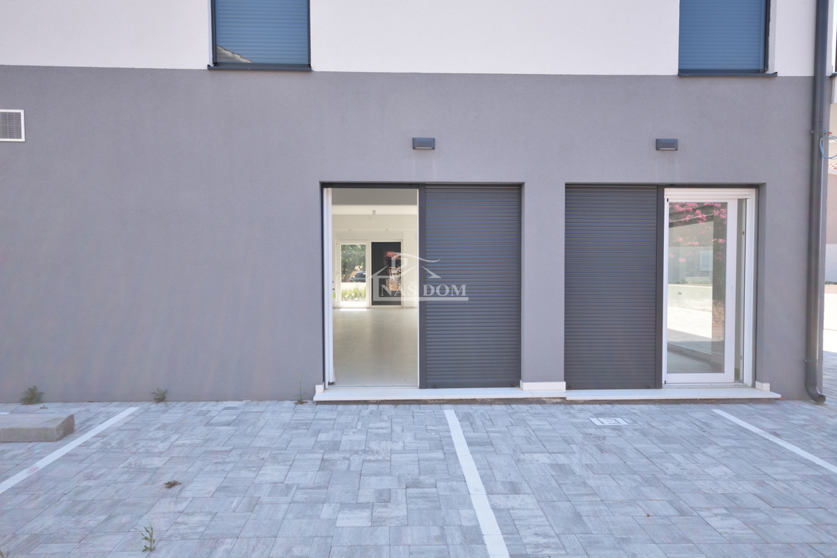 Srima - Locale commerciale PP1, prima fila sul mare