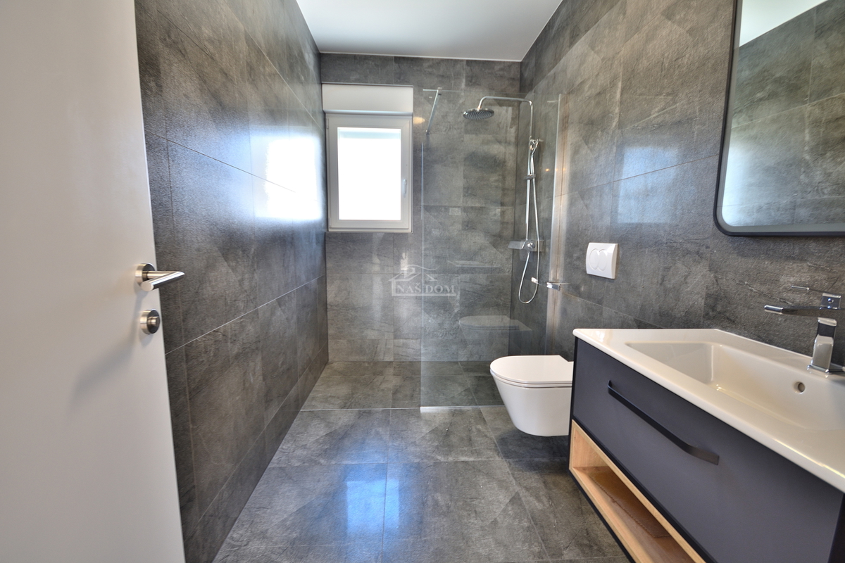 Vodice -*NUOVA COSTRUZIONE* S1 doppia casa bifamiliare in posizione tranquilla, a 950 m dalla spiaggia